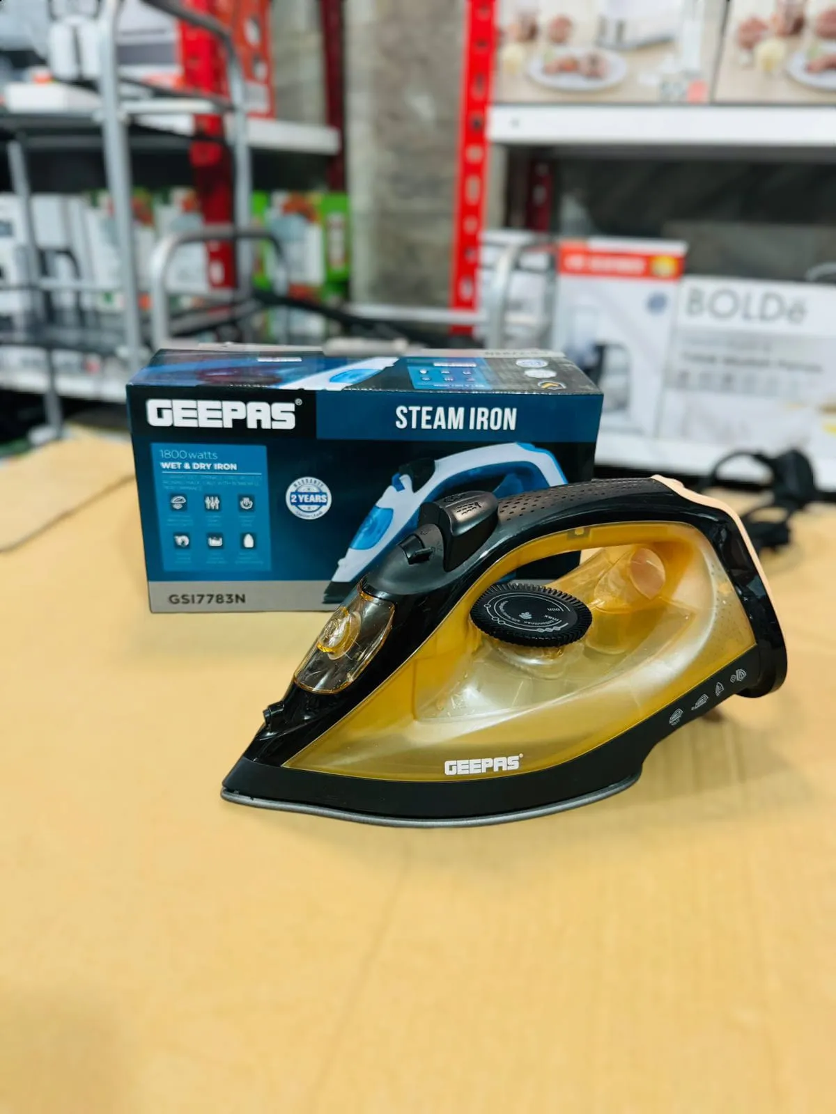 GEEPAS 1800W Steam Iron-7783