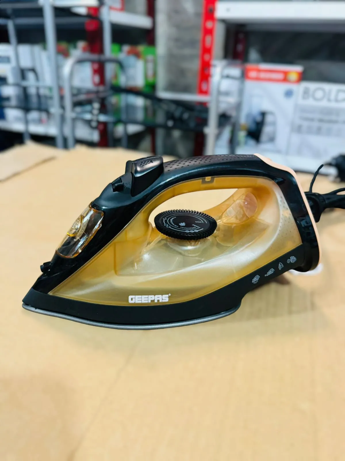 GEEPAS 1800W Steam Iron-7783