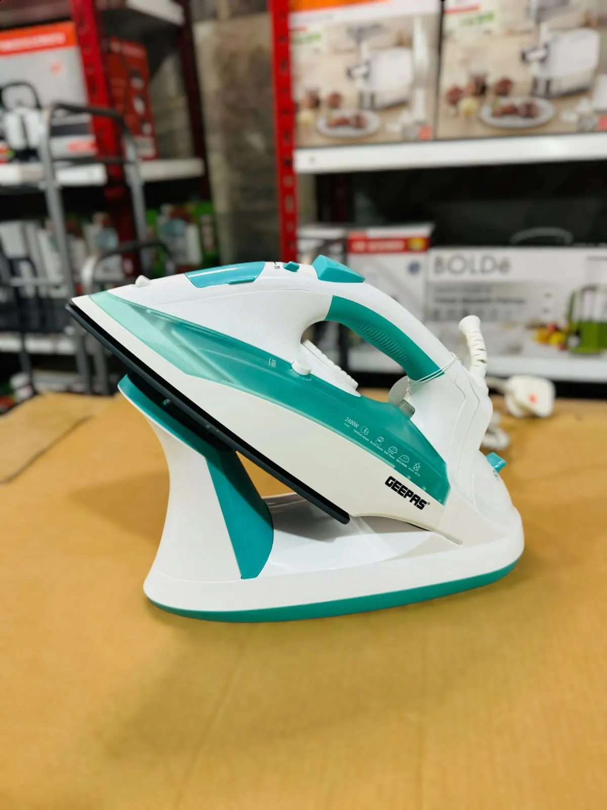 GEEPAS 2400W Cordless/Corded Steam Iron-24015